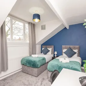 4-bed House - Sleeps 9 Free Parking & Wifi Leeds (West Yorkshire)