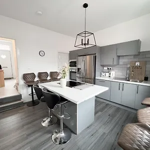 Modern 4 Bed En-suite House In - Free Parking Leeds (West Yorkshire)